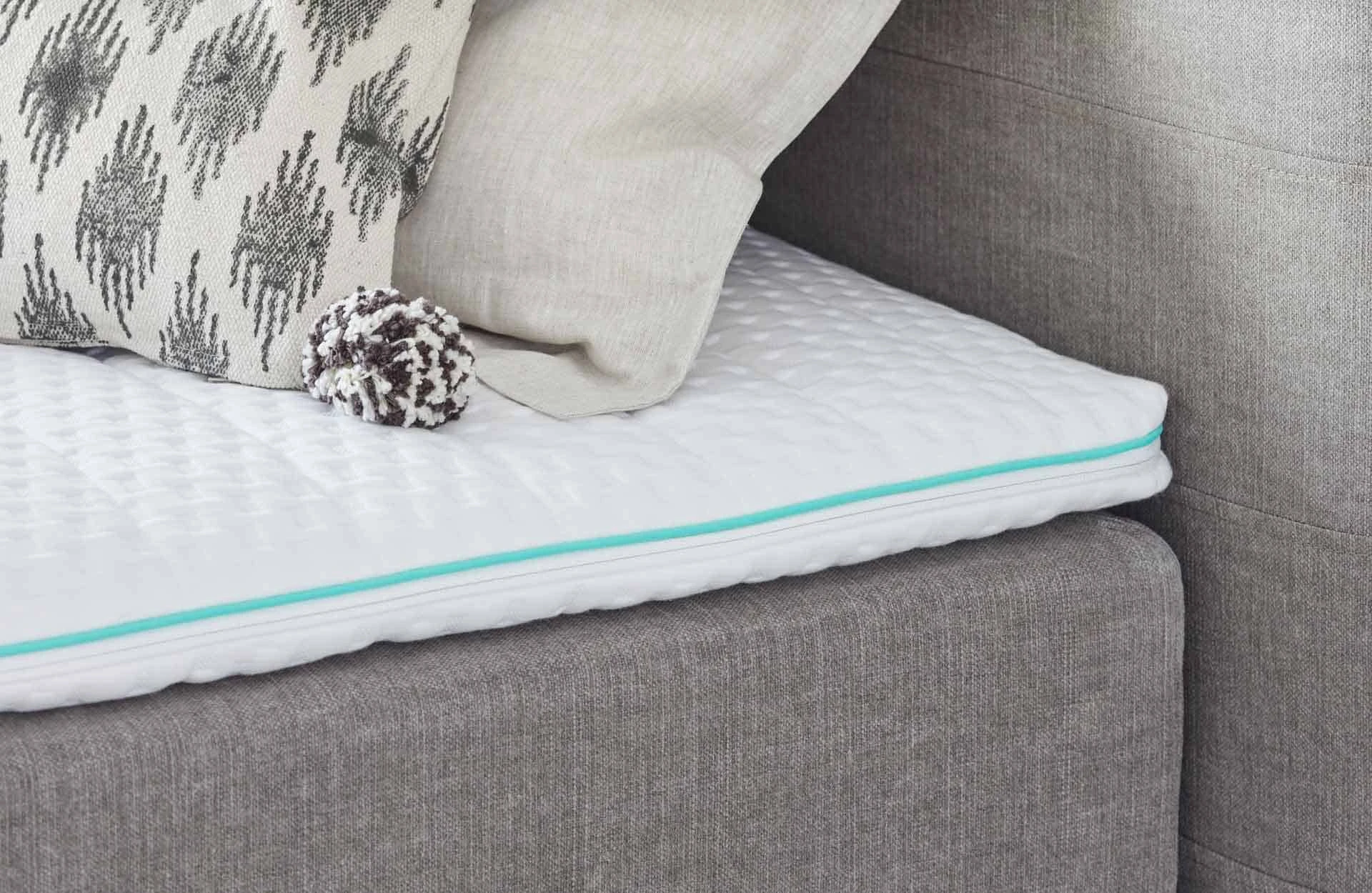 Isabelle by Bico Boxspringtopper Comfort Ausschnitt Boxspringbett mit Topper und Zierkissen Detail Keder