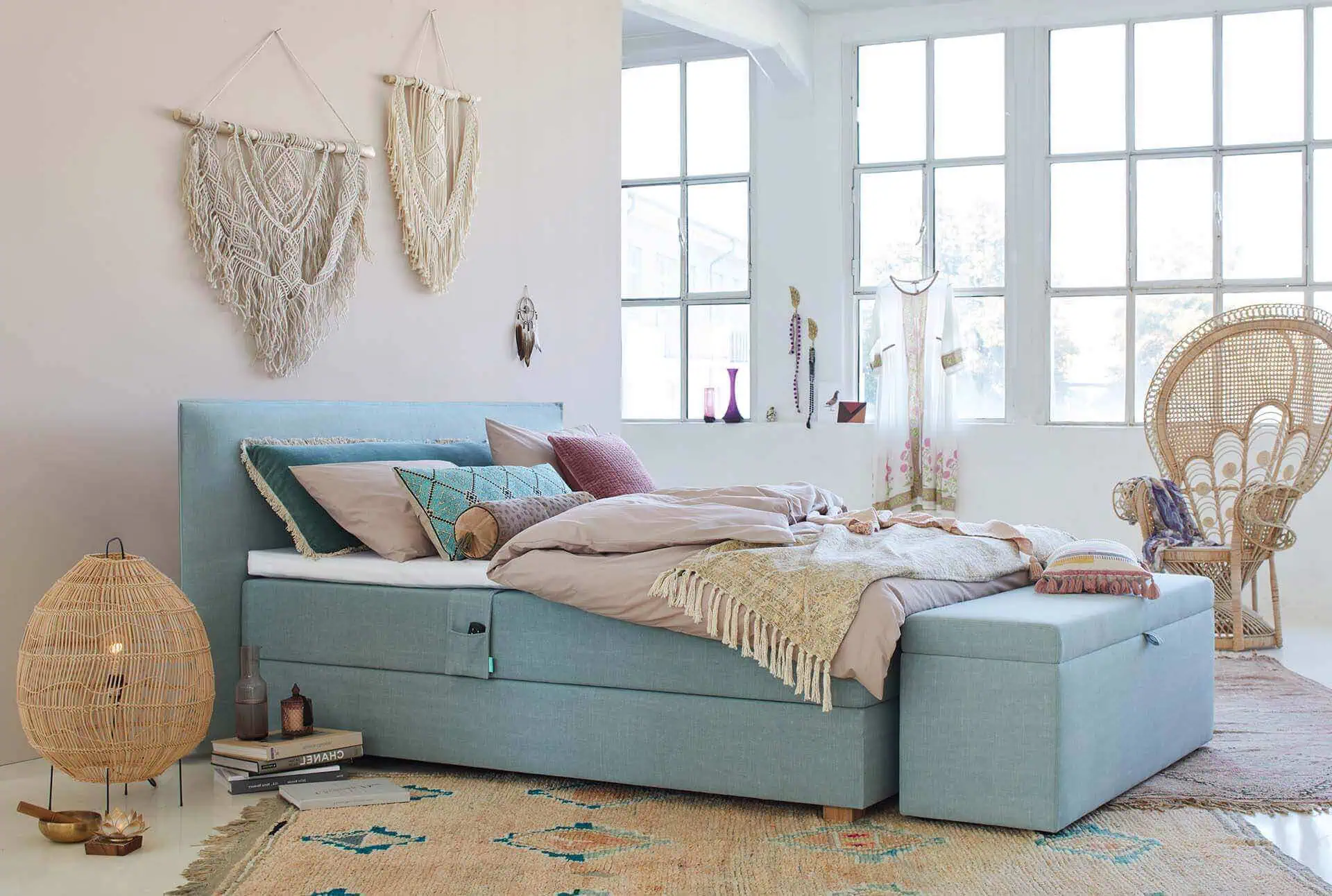 Isabelle by Bico Boxspring Bett Kopfteil Butterfly im Schlafzimmer mit Kissen und Decken dekoriert Truhe Stoff