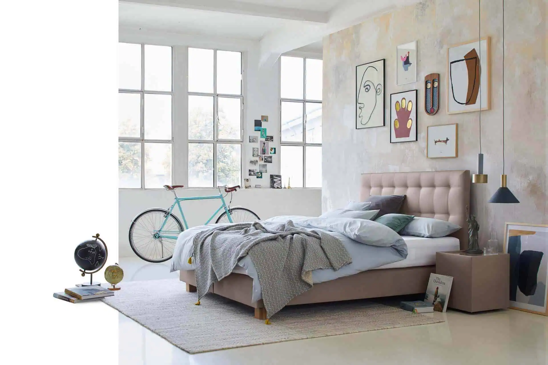 im Schlafzimmer mit Kissen und Decken dekoriert Truhe Stoff