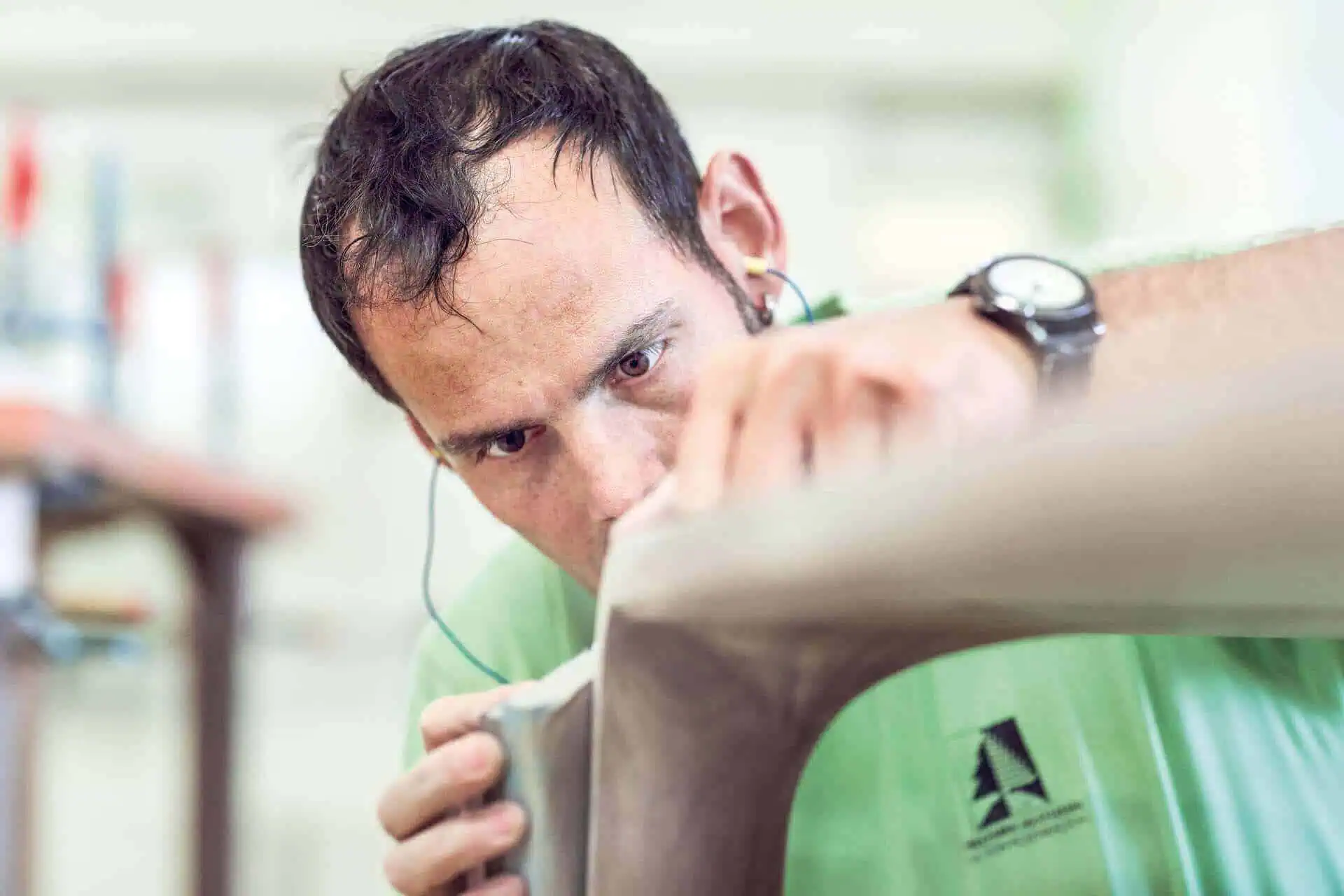 Selection by Bico Bett Lenco Schreinerarbeit Mann schleift Holz