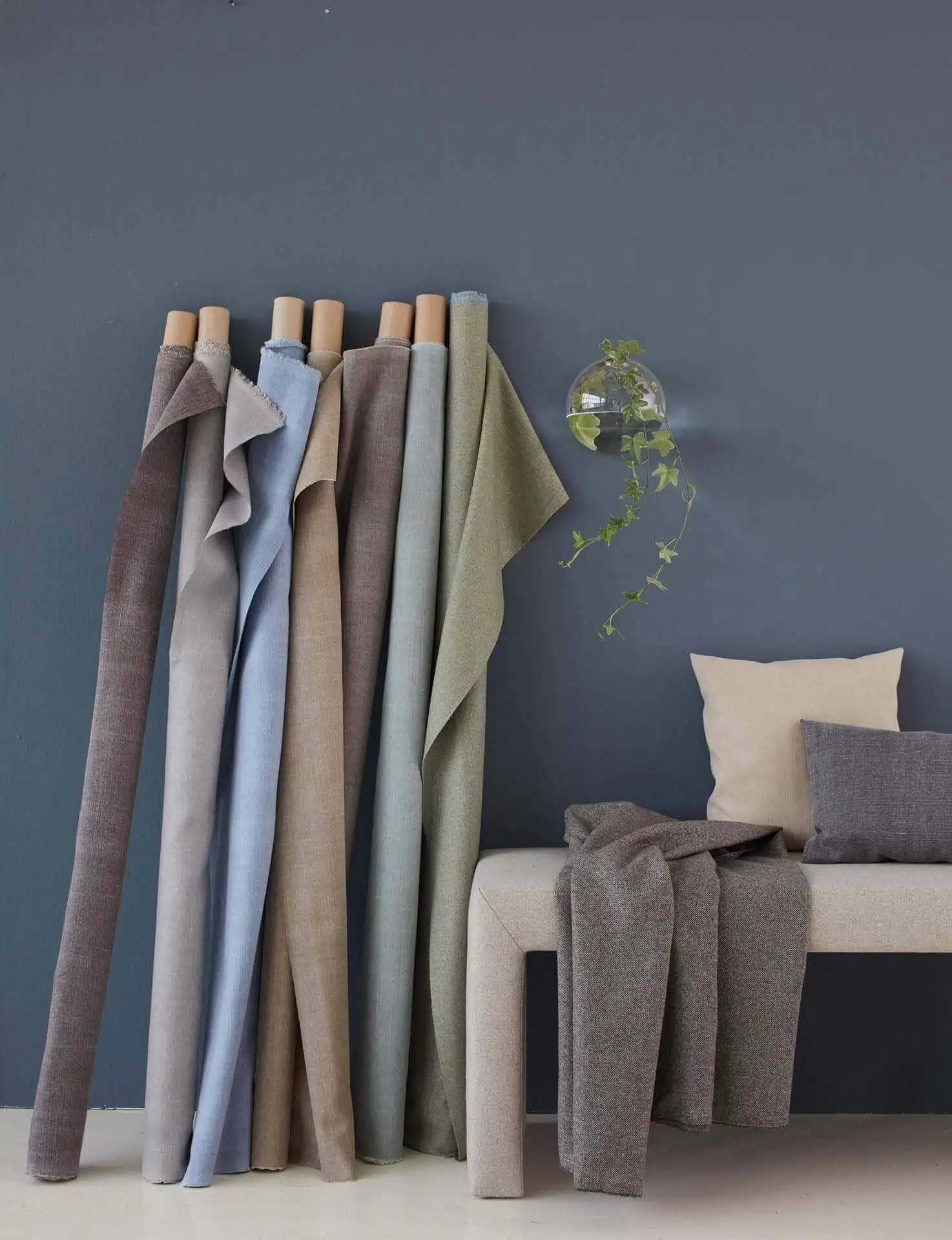 Isabelle by Bico Boxspring Stoffcollection Stoffrollen Bank mit Stoffkissen