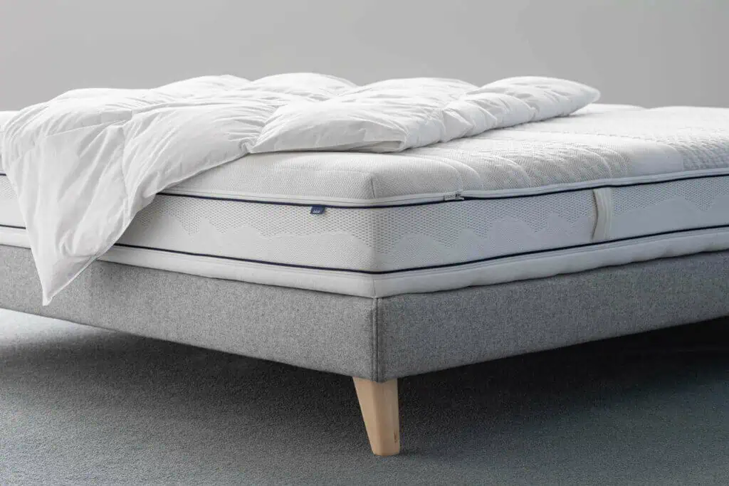 BICO Matratze BodyLuxe h1005 auf Bettgestell mit Duvet