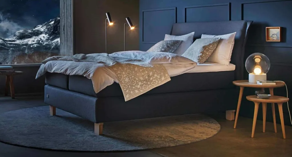 BICO Boxspringbett Simplon im Schlafzimmer dunkel mit Nachtisch