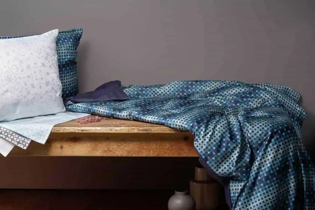 Selection by Bico Duvetbezug Squares blue auf Bank ausgestellt