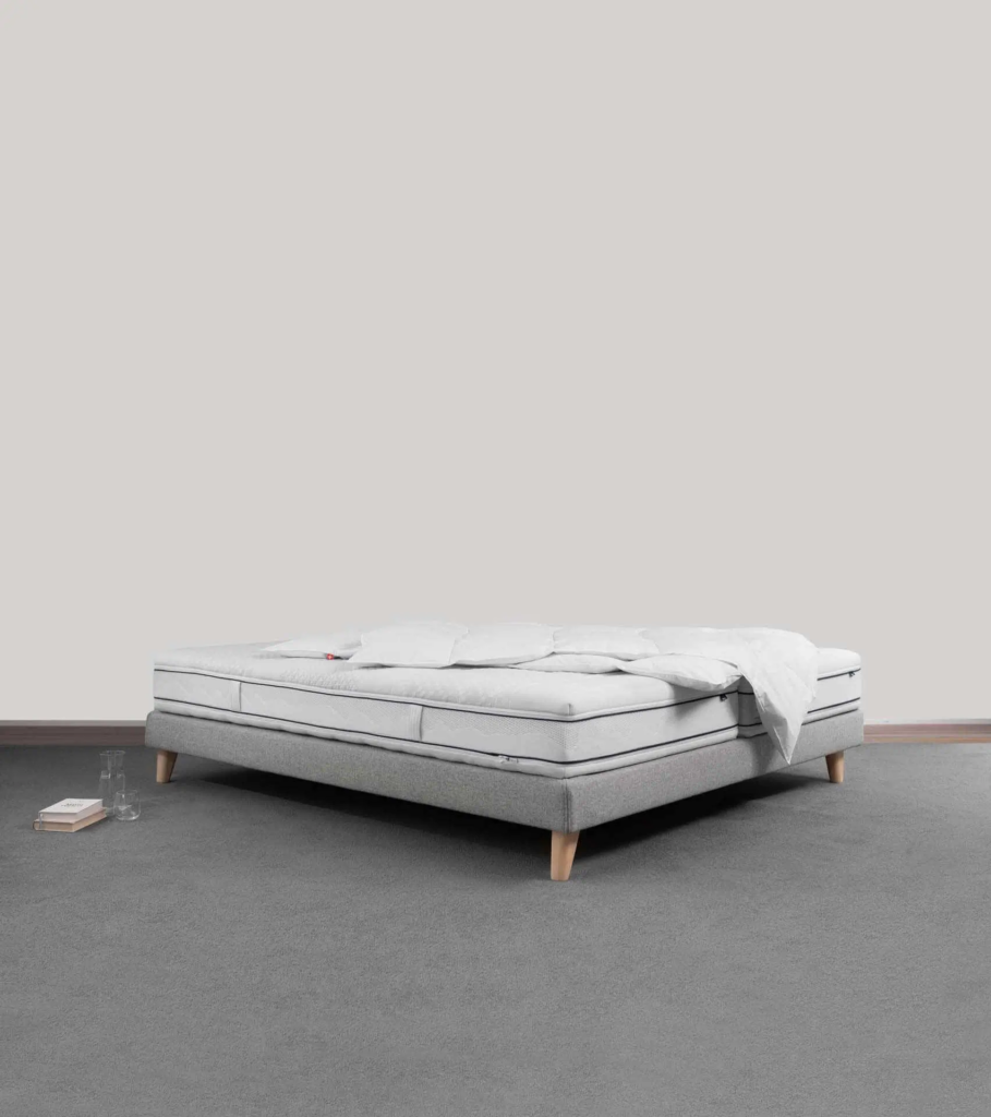 BICO Matratze BodyLuxe h1005 auf Bettgestell mit Duvet eingerichtet