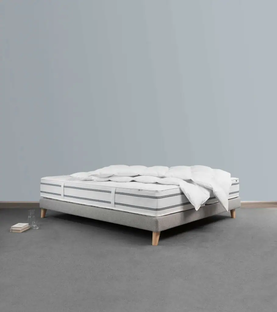 BICO Matratze Climafine h1247 auf Bettgestell mit Duvet eingerichtet