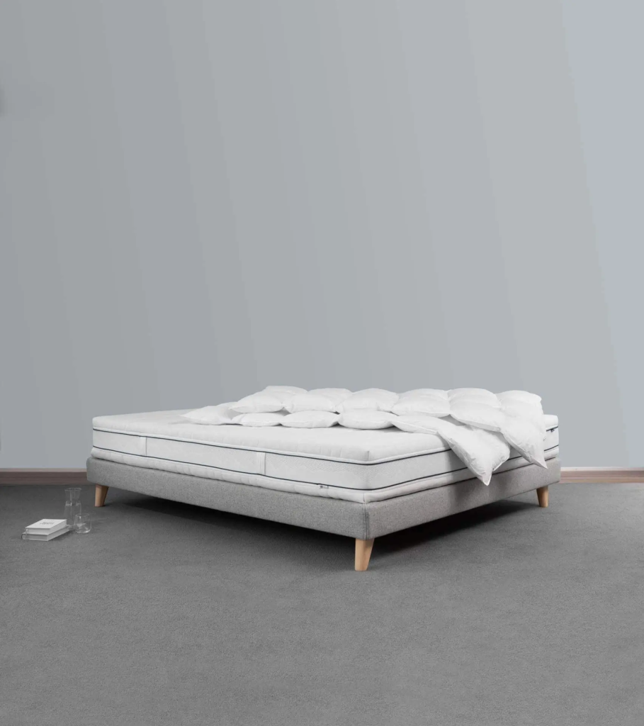 BICO Matratze Climaluxe h1241 auf Bettgestell mit Duvet eingerichtet