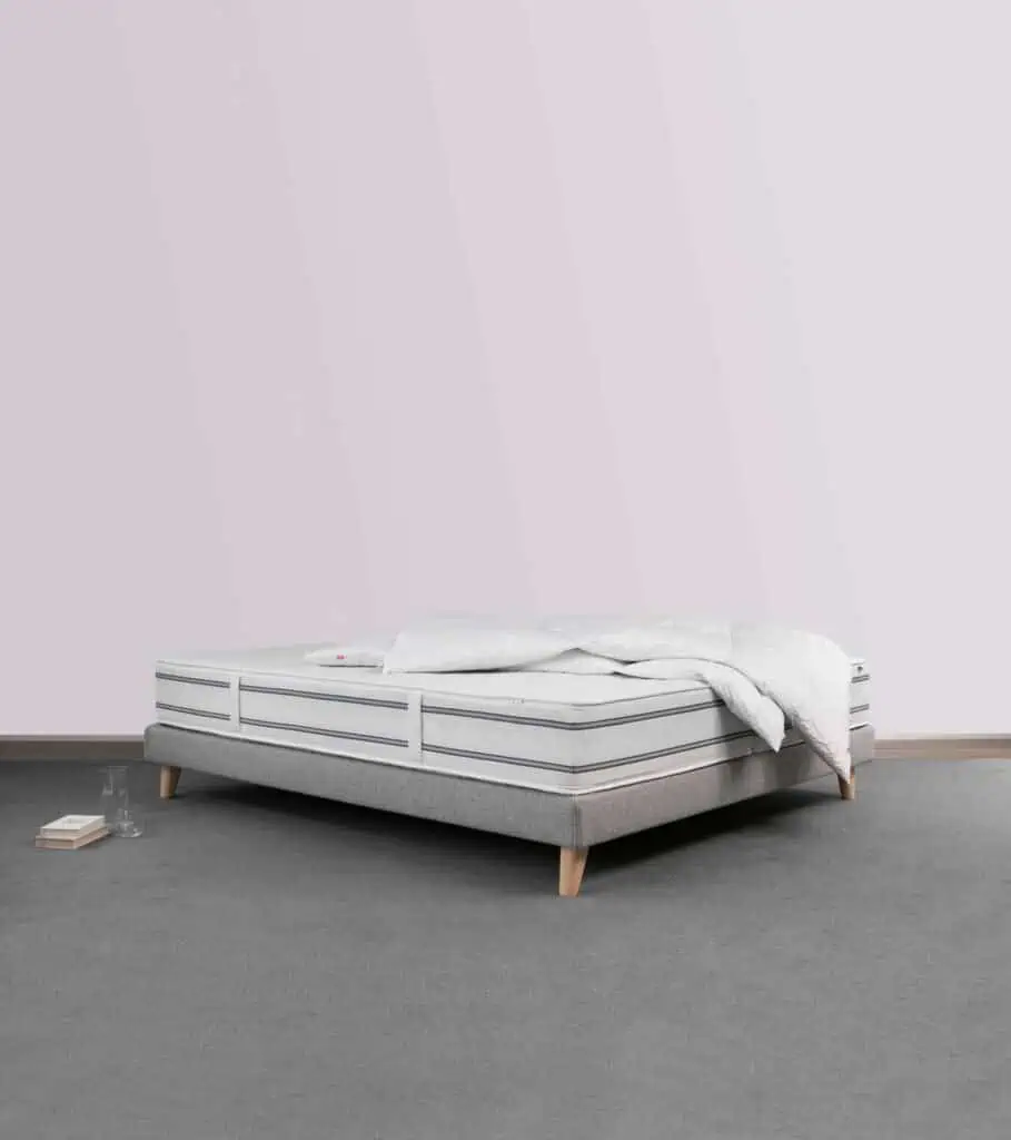 BICO Matratze Vitaluxe h1234 auf Bettgestell mit Duvet eingerichtet