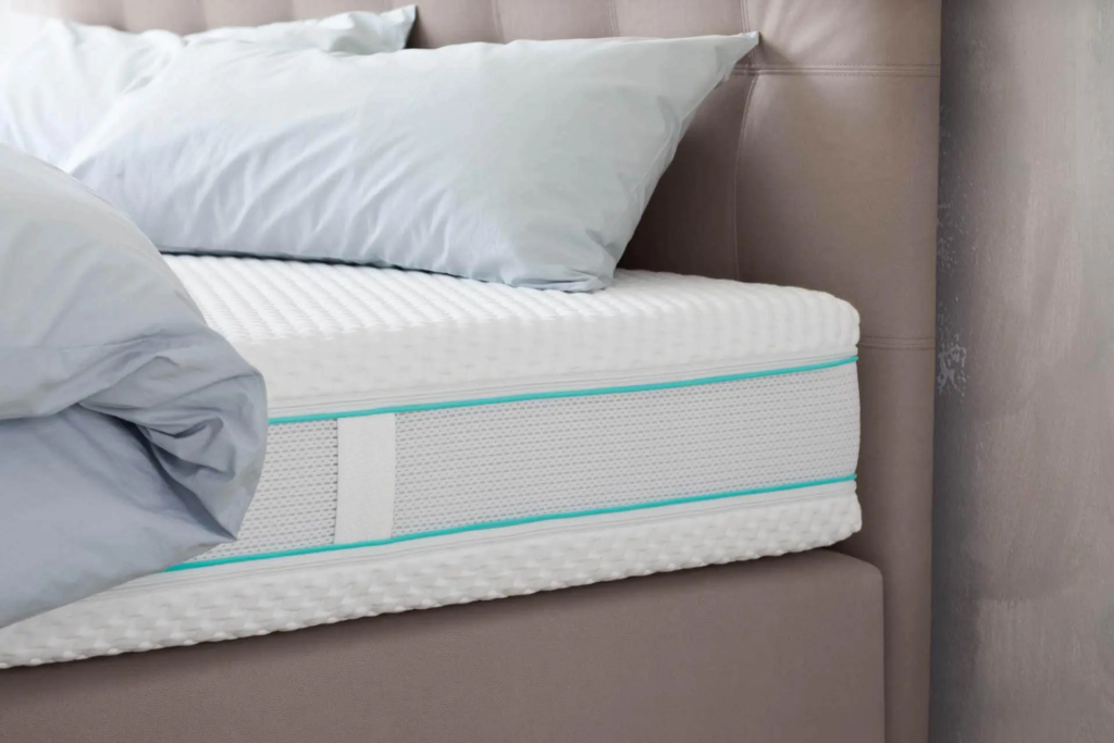 Isabelle by BICO Matratze Moon TFK h1697 mit Kissen und Decke eingerichtet