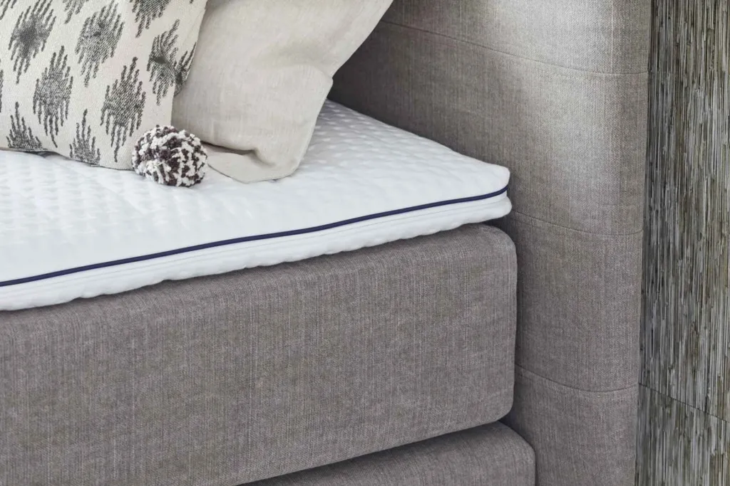 BICO Isabelle Boxspringtopper Comfort eingerichtet mit Kissen im Bett