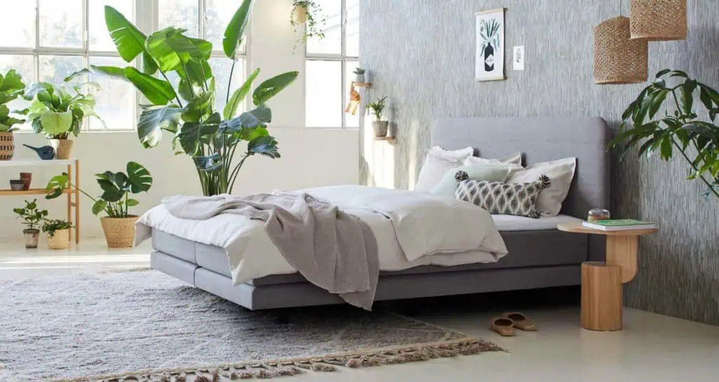 Isabelle by Bico Boxspringbett Skyline ausgestattet in Zimmer dekoriert