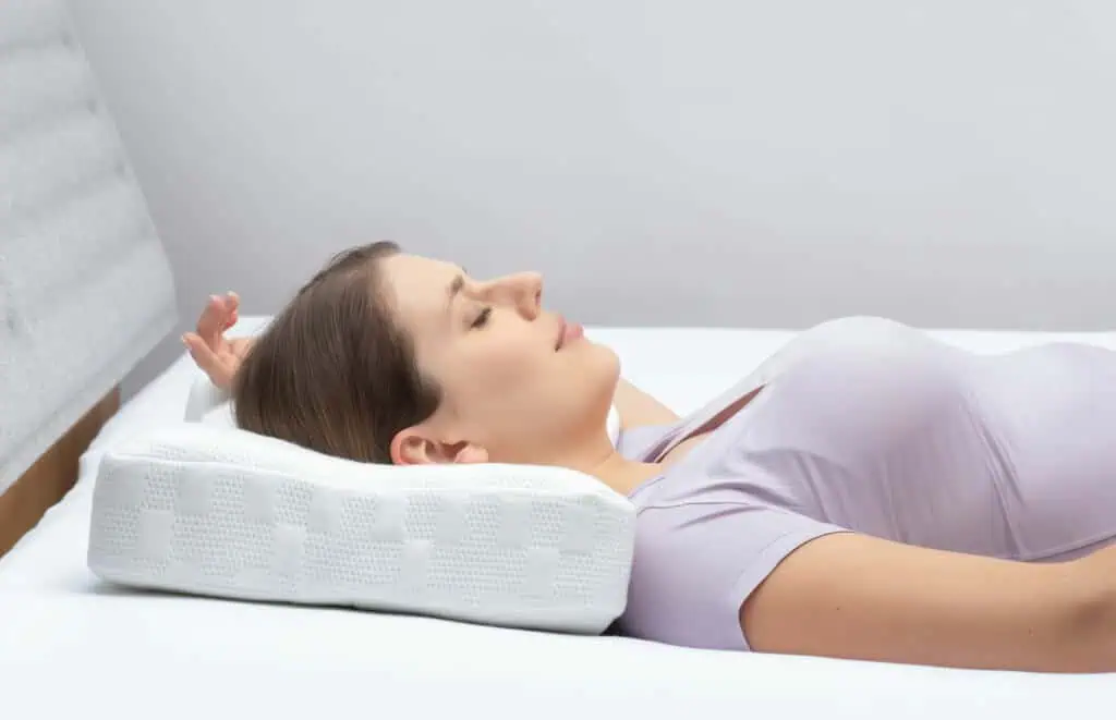 Selection by Bico Kissen VitaAdapt Frau schlafend in Rückenlage