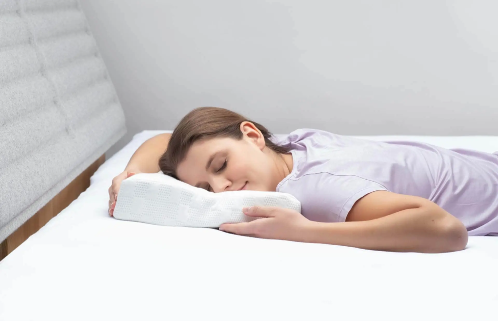 Selection by Bico Kissen VitaAdapt Frau schlafend in Bauchlage