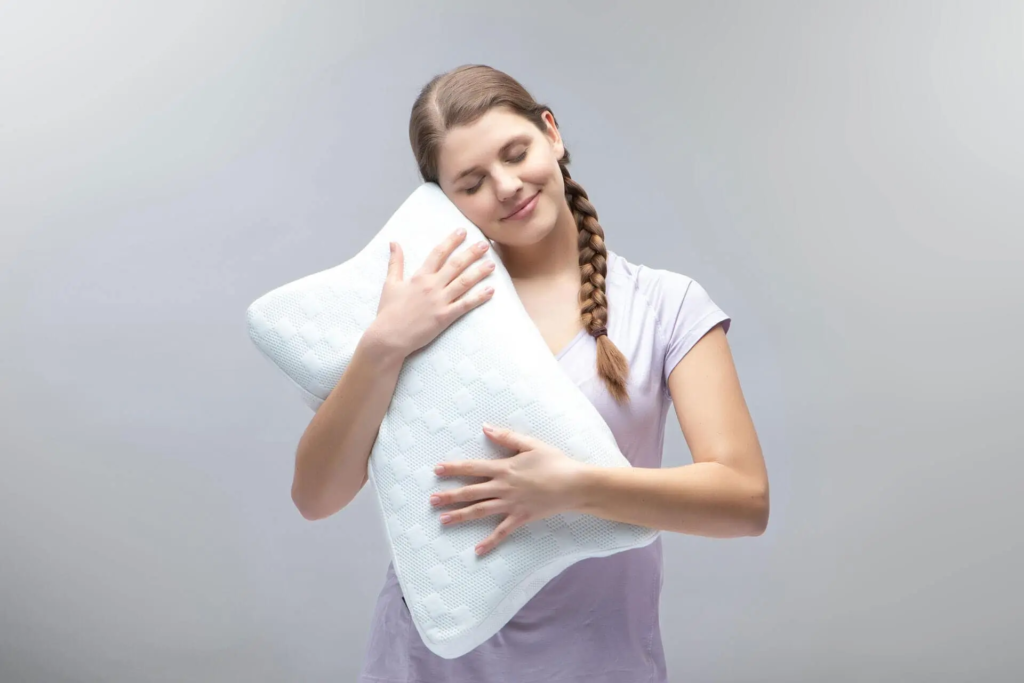 Selection by Bico Kissen VitaAdapt Frau mit Kissen in den Händen